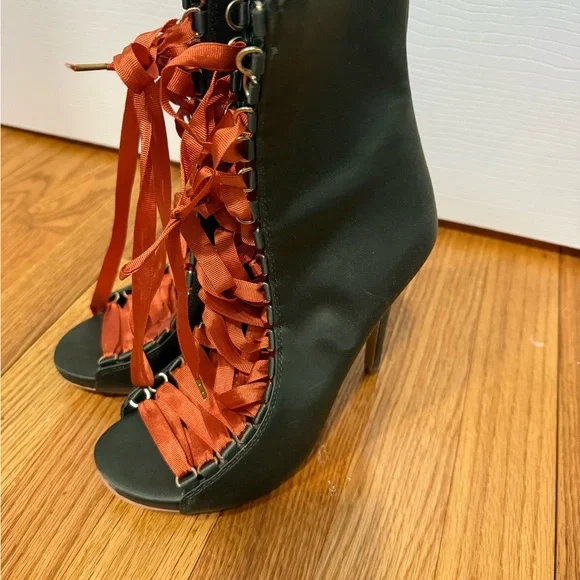 Steve Madden Green Stylish Women's Lace-Up Boots - Picture 2 of 4